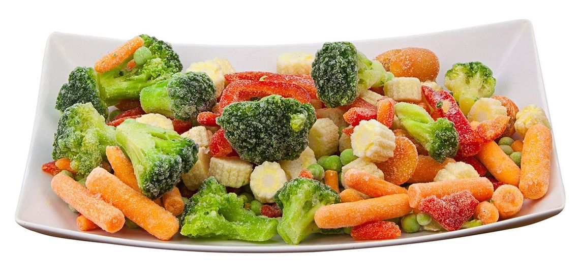 Verduras congeladas, maíz, guisantes, pimientos, zanahorias... en un plato